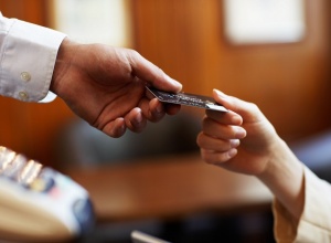 Перевыпуск кредитной карты: автоматический и по инициативе клиента